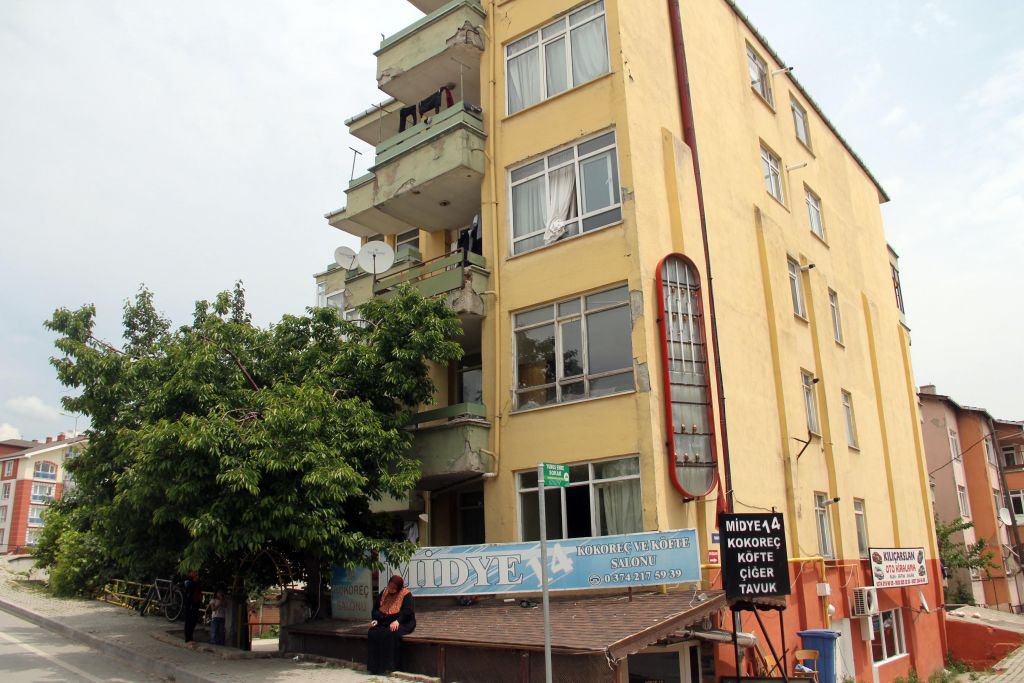 3 YAŞINDAKİ ÇOCUK 3. KATTAN DÜŞTÜ