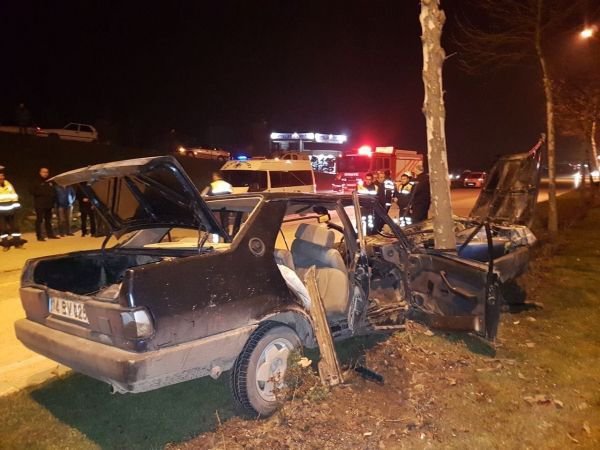 AĞACA ÇARPAN OTOMOBİL PARAMPARÇA OLDU