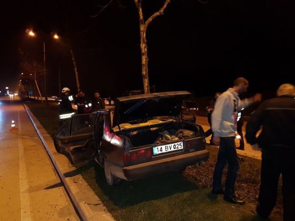 AĞACA ÇARPAN OTOMOBİL PARAMPARÇA OLDU