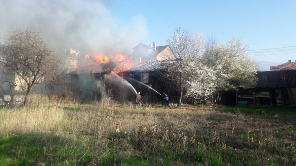 AHŞAP EV ALEV ALEV YANDI