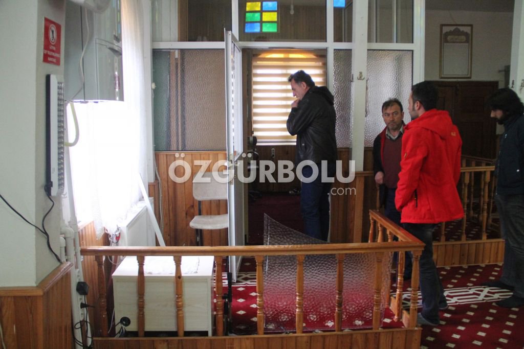 ALÇAKLAR HIRSIZLIK İÇİN CAMİYE GİRDİ