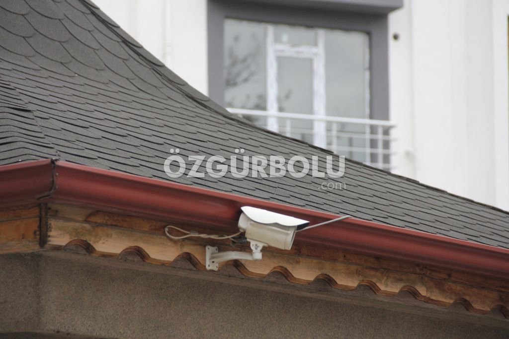 ALÇAKLAR HIRSIZLIK İÇİN CAMİYE GİRDİ