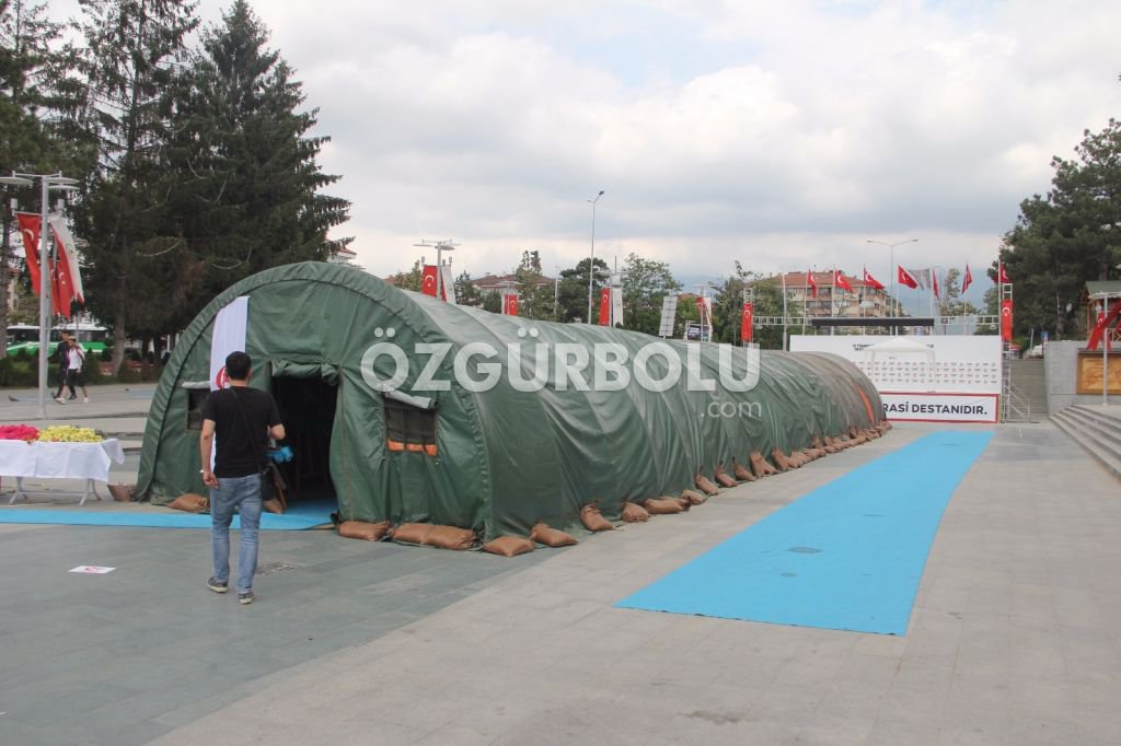 FOTOĞRAF SERGİSİNİN ÇADIRDA NE İŞİ VAR...