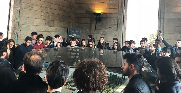 ATATÜRK SEVGİSİNİ AŞILIYORLAR