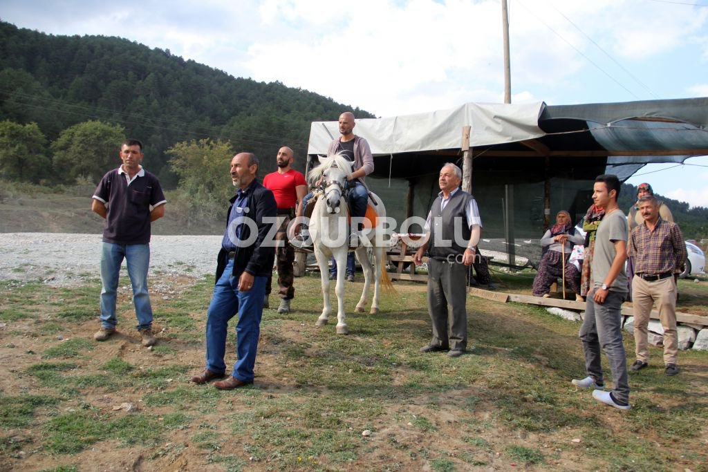ATI VE TÜFEĞİYLE KÖYLÜLERE DESTEK OLDU