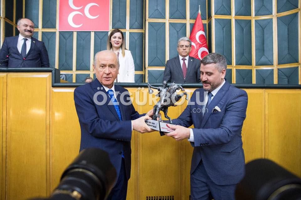 BAHÇELİ'YE KÖROĞLU HEYKELİ HEDİYE EDİLDİ