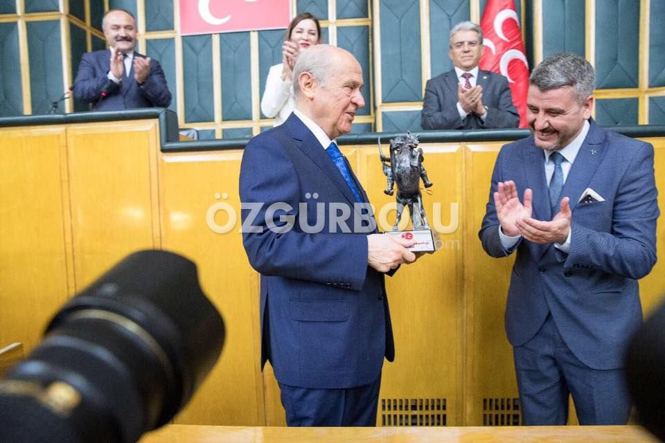 BAHÇELİ'YE KÖROĞLU HEYKELİ HEDİYE EDİLDİ