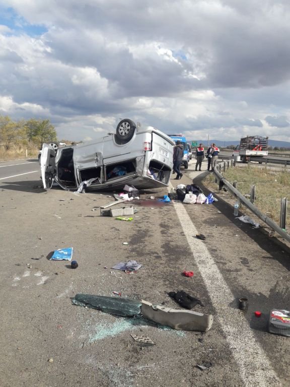 BARİYERLERE ÇARPARAK TAKLA ATTI, 1 KİŞİ ÖLDÜ