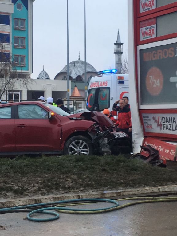 BENZİNLİĞİN TABELASINA ÇARPARAK DURABİLDİ