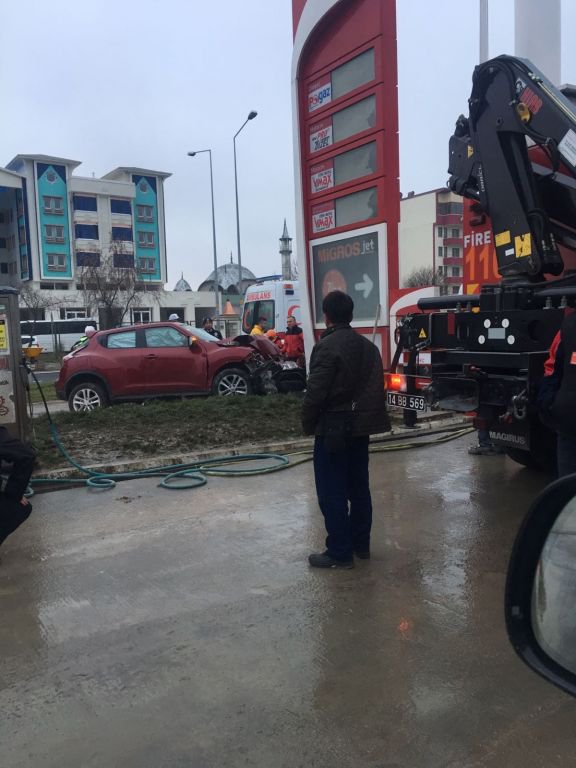 BENZİNLİĞİN TABELASINA ÇARPARAK DURABİLDİ