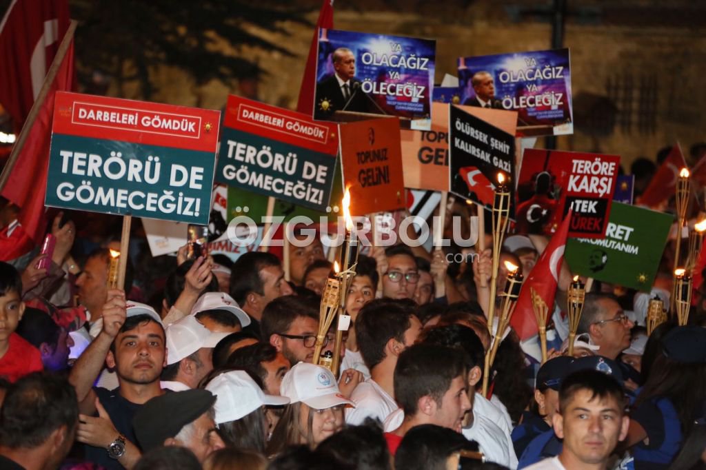 BİNLERCE KİŞİ FETÖ'YE LANET OKUDU