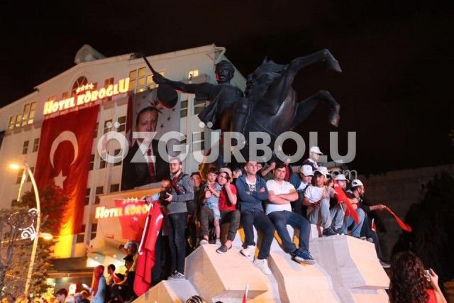 BİNLERCE KİŞİ FETÖ'YE LANET OKUDU