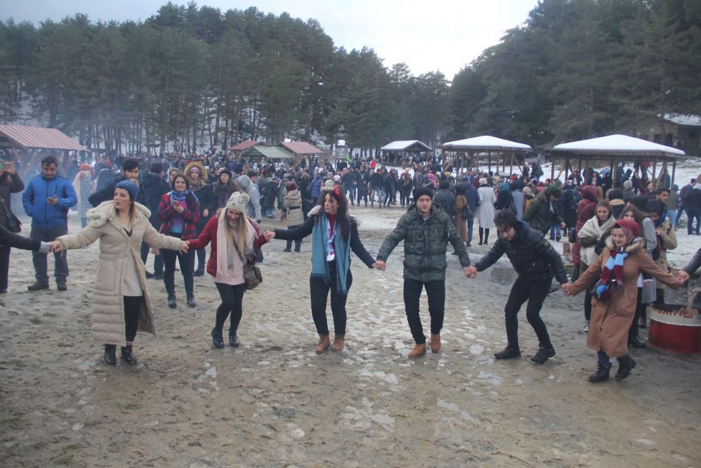 BİNLERCE ÖĞRENCİ HAMSİ FESTİVALİNDE EĞLENDİ