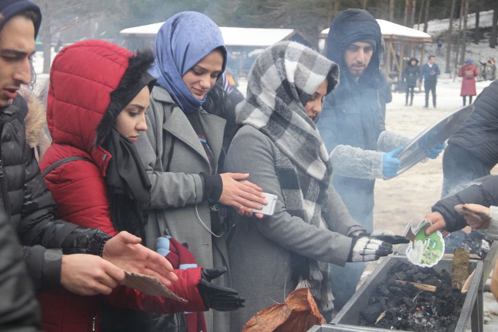 BİNLERCE ÖĞRENCİ HAMSİ FESTİVALİNDE EĞLENDİ