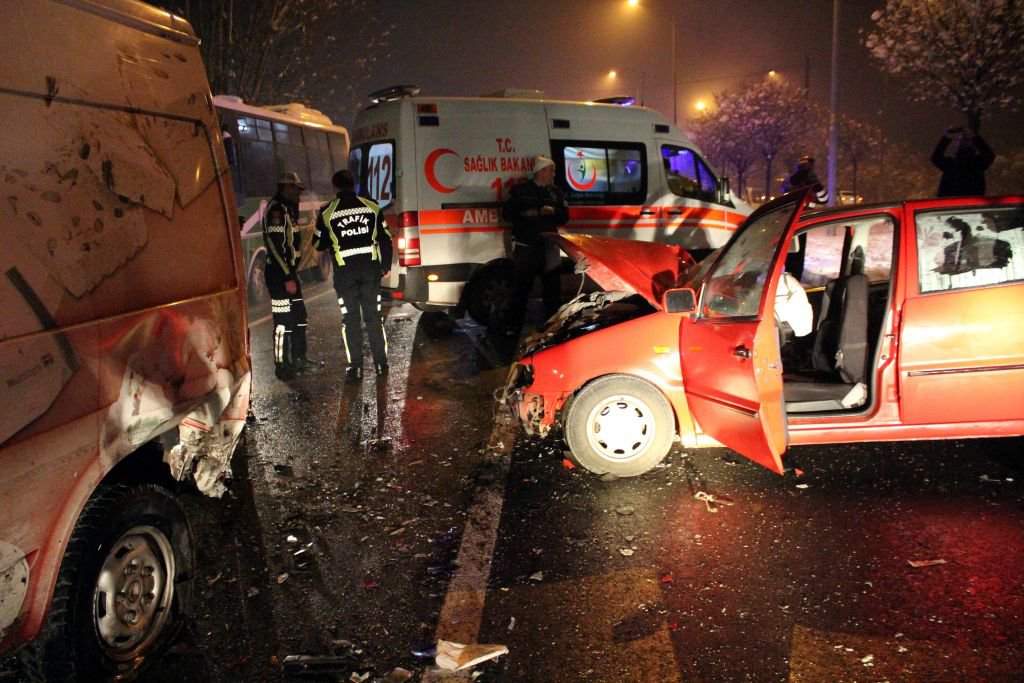 DAKİKALARCA AMBULANSI BEKLEDİ