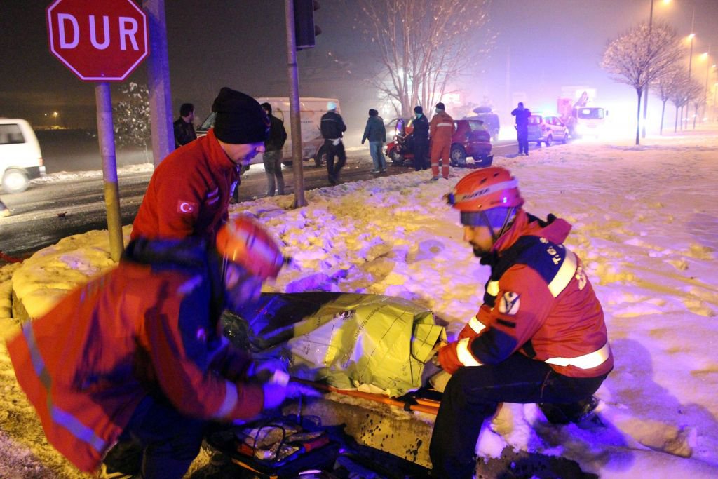 DAKİKALARCA AMBULANSI BEKLEDİ