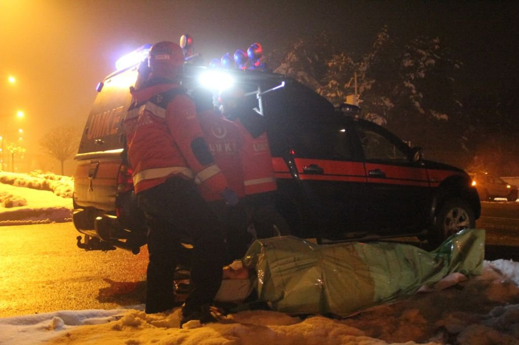 DAKİKALARCA AMBULANSI BEKLEDİ