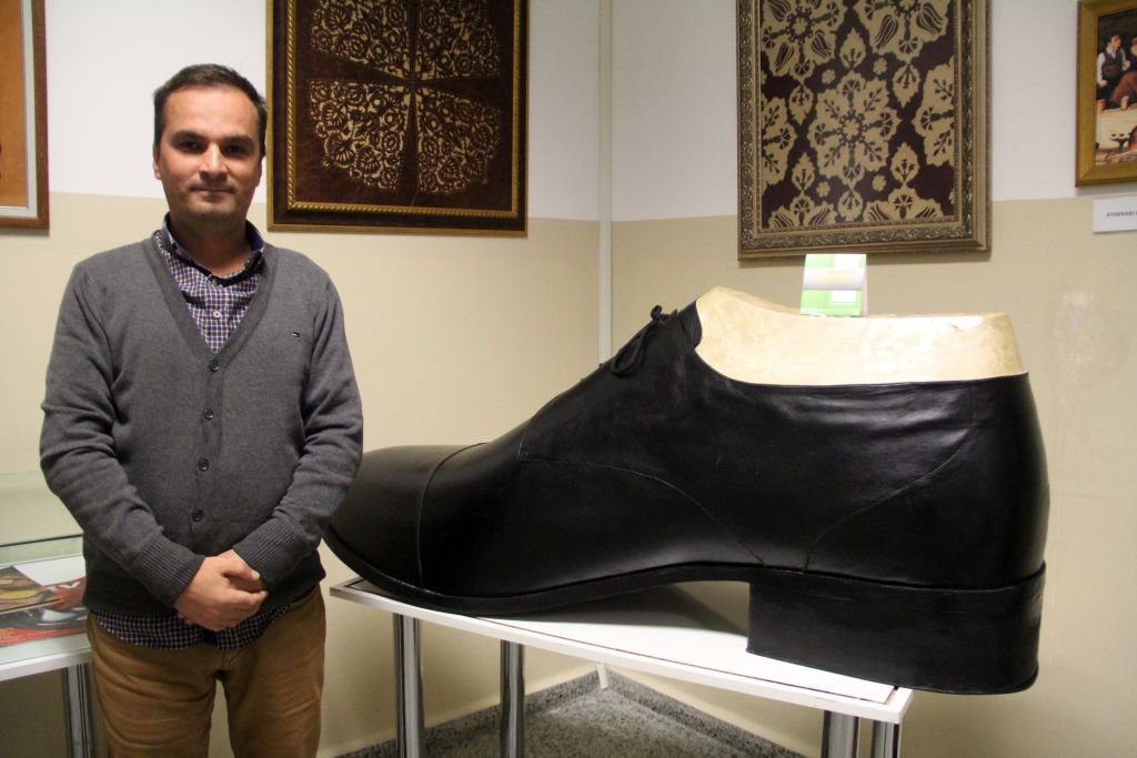 EREN'İN KARA LASTİKLERİ SERGİDE