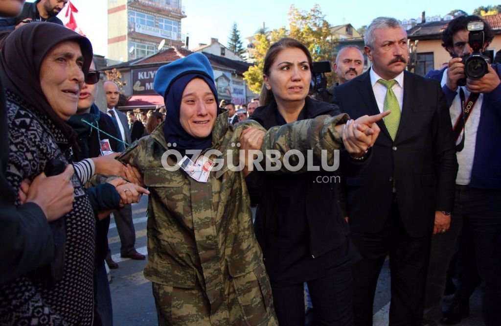 EŞİNİ BİR AN OLSUN YALNIZ BIRAKMADI