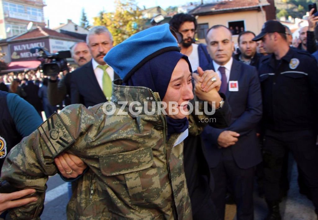 EŞİNİ BİR AN OLSUN YALNIZ BIRAKMADI