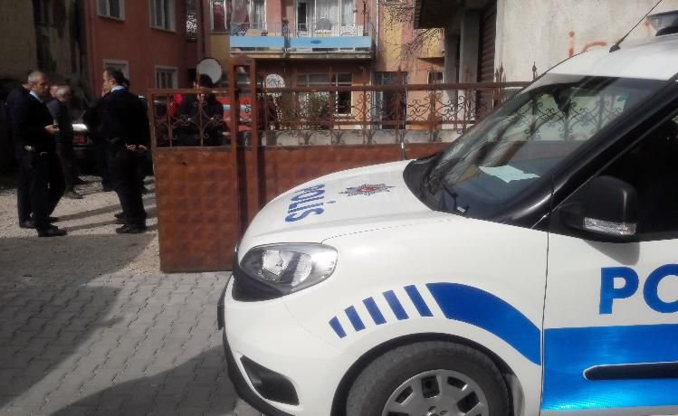 EVİNDE ÖLÜ BULUNDU