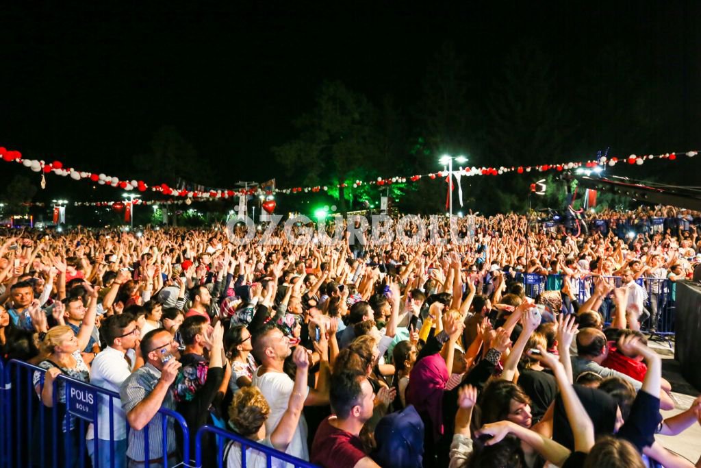 FERHAT GÖÇER'DEN MUHTEŞEM KONSER