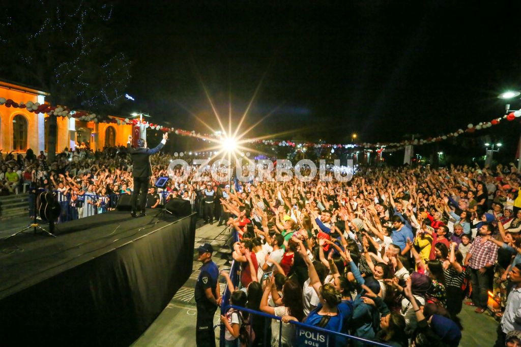 FERHAT GÖÇER'DEN MUHTEŞEM KONSER