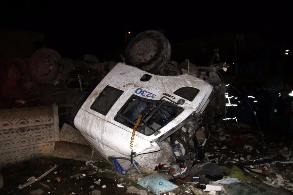 FRENİ PATLAYAN TANKER DEHŞET SAÇTI