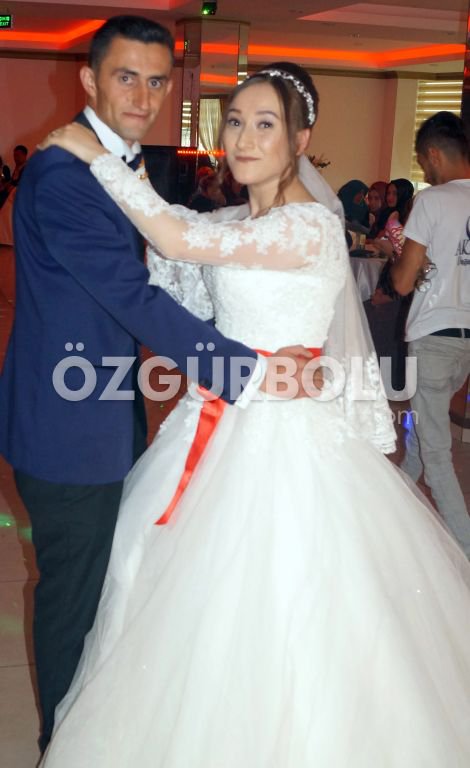 GELİNLİĞİNİ MEZARA ÖRTTÜ