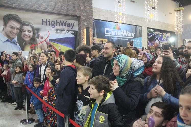 HİGHWAY'DE DERYA ULUĞ İZDİHAMI...