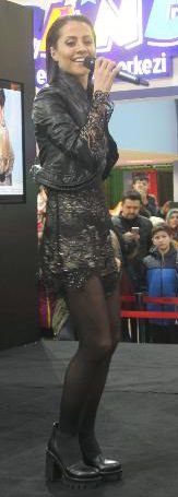 HİGHWAY'DE DERYA ULUĞ İZDİHAMI...