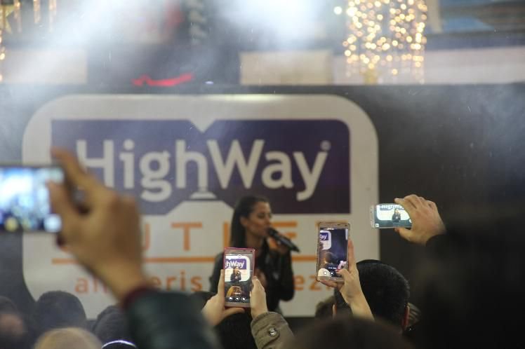 HİGHWAY'DE DERYA ULUĞ İZDİHAMI...