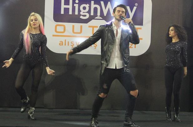 HİGHWAY'DEN GÜZELLER GEÇTİ...