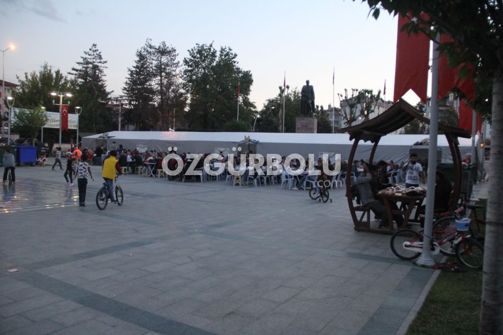 İFTAR ÇADIRININ YAKININDA ŞÜPHELİ ÇANTA PANİĞİ