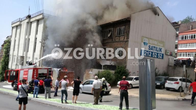 İKİ KATLI EV ALEV ALEV YANDI