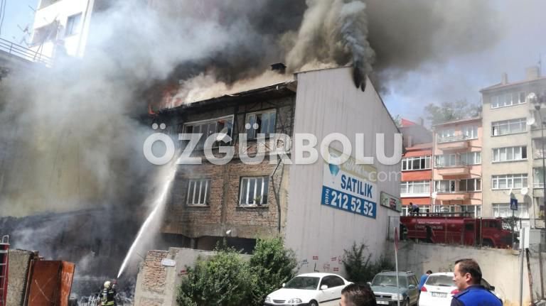 İKİ KATLI EV ALEV ALEV YANDI