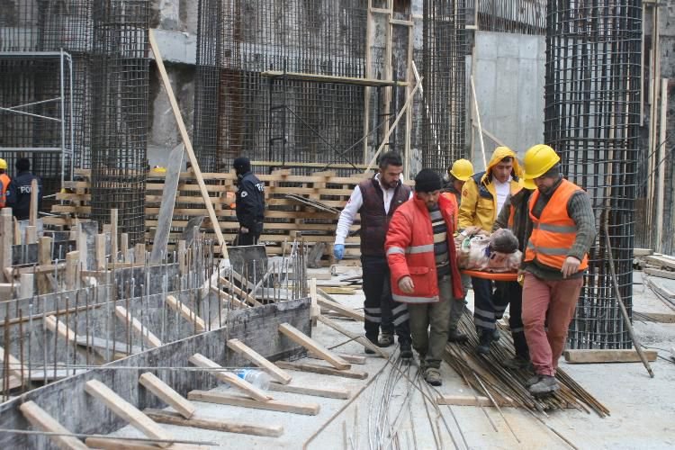 İSKELEDEN DÜŞEN İŞÇİLER YARALANDI