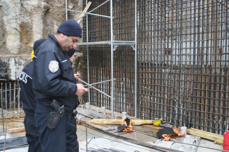 İSKELEDEN DÜŞEN İŞÇİLER YARALANDI
