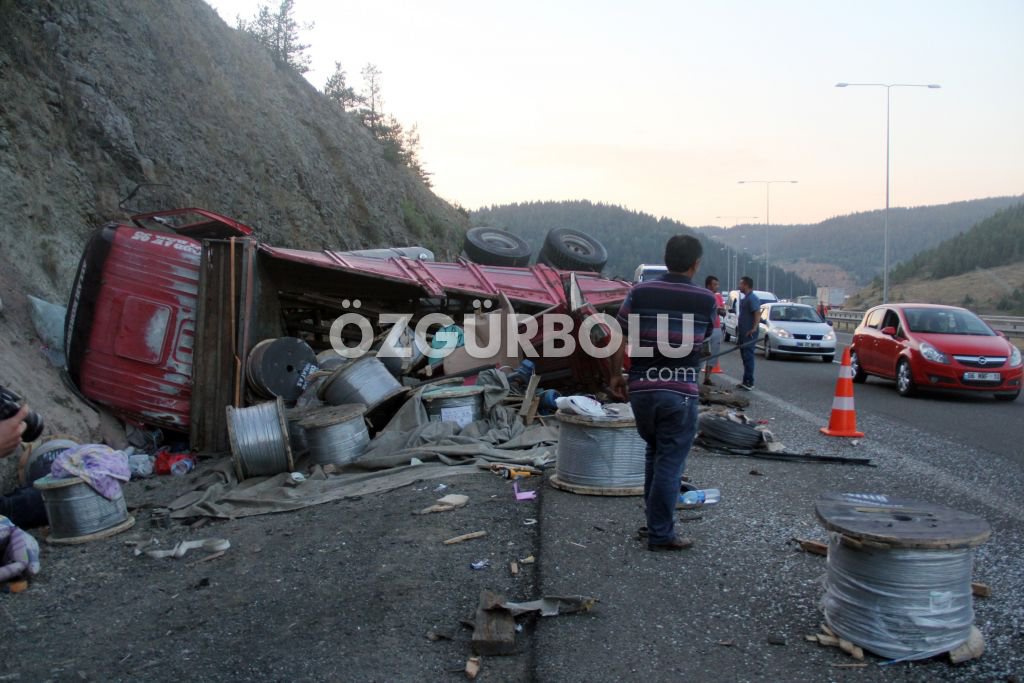 KAMYON VE YOLCU OTOBÜSÜ ÇARPIŞTI, 1 ÖLÜ 21 YARALI