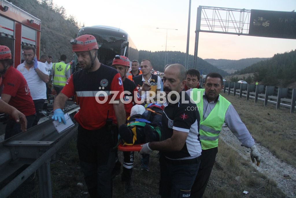 KAMYON VE YOLCU OTOBÜSÜ ÇARPIŞTI, 1 ÖLÜ 21 YARALI