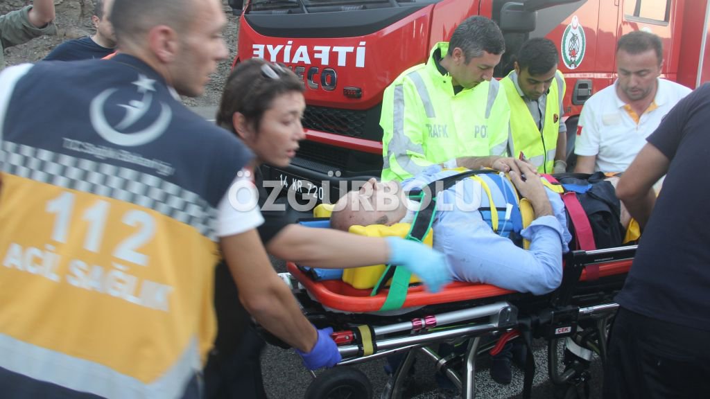 KAMYON VE YOLCU OTOBÜSÜ ÇARPIŞTI, 1 ÖLÜ 21 YARALI