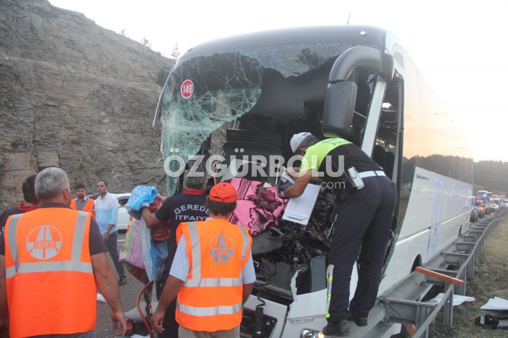 KAMYON VE YOLCU OTOBÜSÜ ÇARPIŞTI, 1 ÖLÜ 21 YARALI