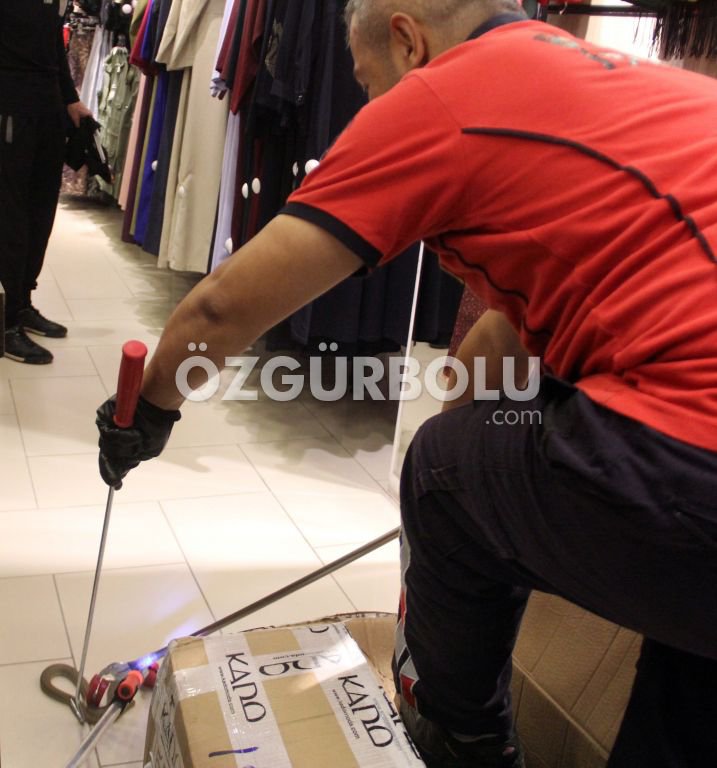 ELBİSE KOLİSİNDEN YILAN ÇIKTI