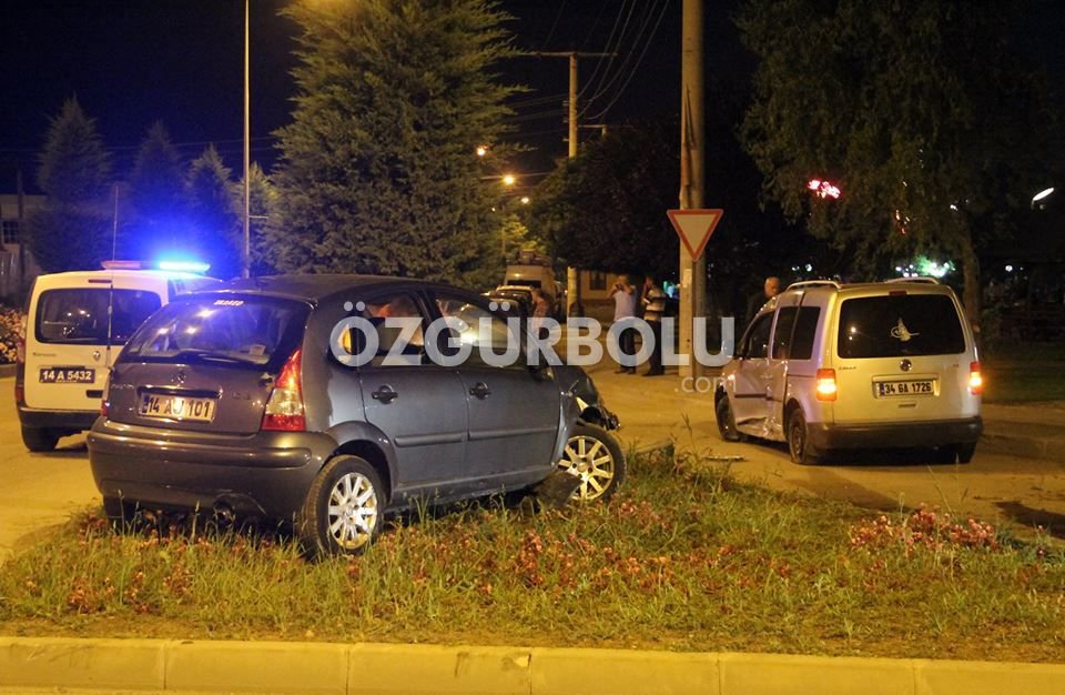 KAZA ÜSTÜNE KAZA, GENÇ SÜRÜCÜ YARALANDI