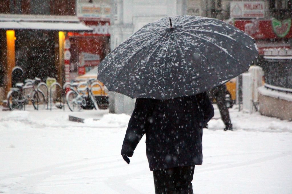 KENT MERKEZİ BEMBEYAZ OLDU