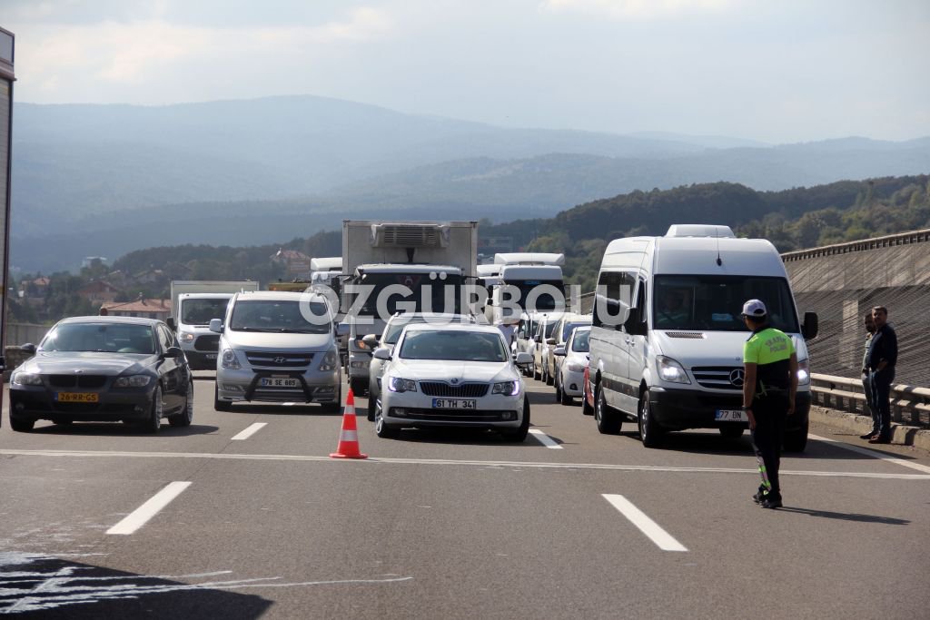 KERESTE YÜKLÜ TIR ALEV ALDI, UCUZ ATLATILDI