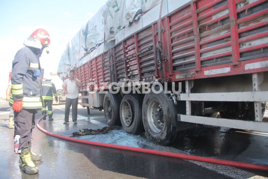 KERESTE YÜKLÜ TIR ALEV ALDI, UCUZ ATLATILDI