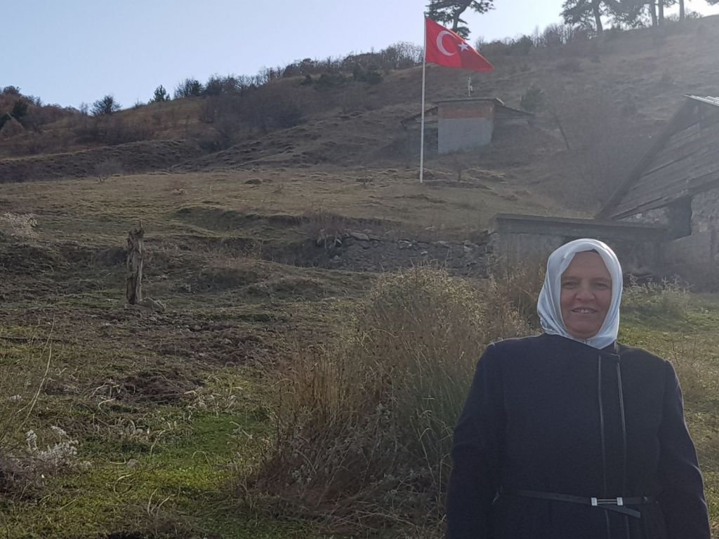 KÖYÜNE DEV TÜRK BAYRAĞI DİKTİ