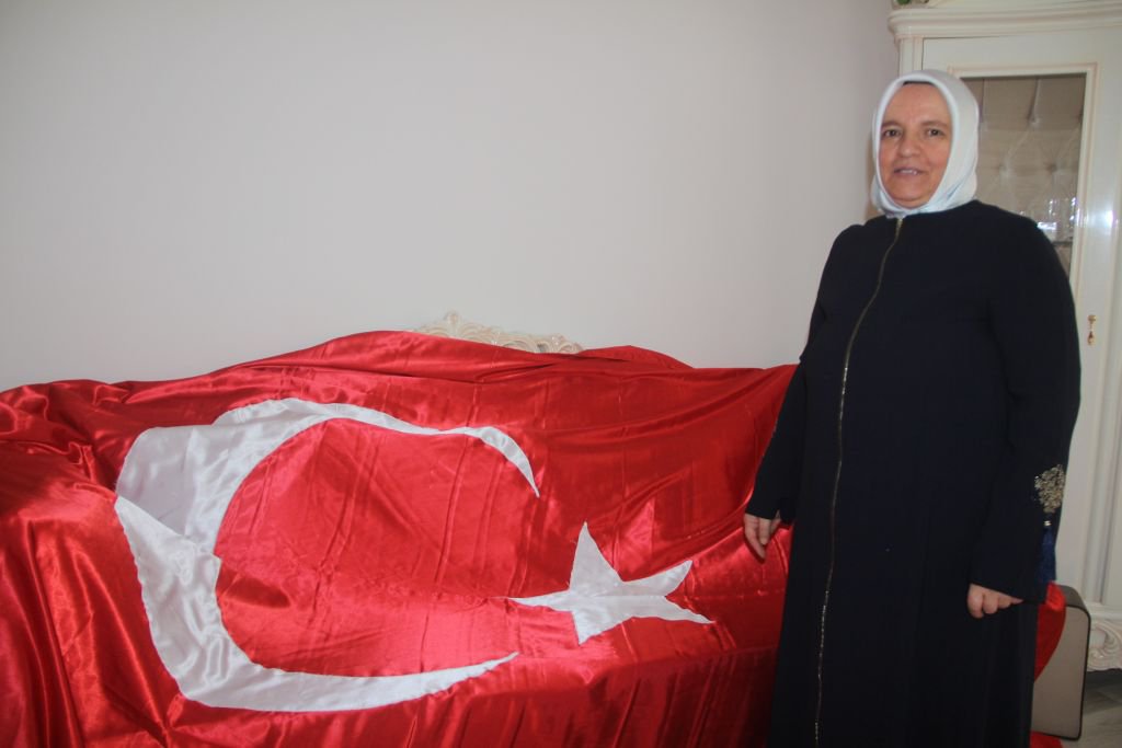 KÖYÜNE DEV TÜRK BAYRAĞI DİKTİ