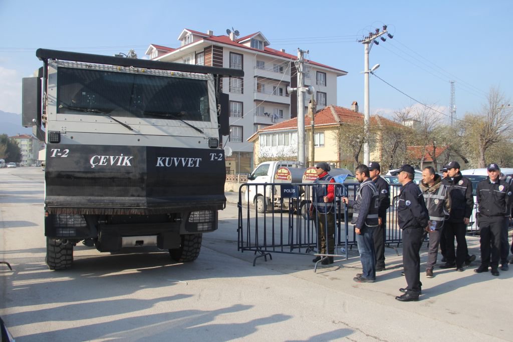MERAL AKŞENER'İ PROTESTO ETTİLER